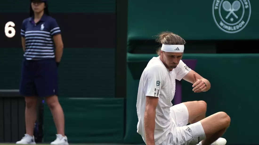 Ein Sturz beeinträchtigte Alexander Zverev nicht. - Bild: Maja Smiejkowska/AP/dpa