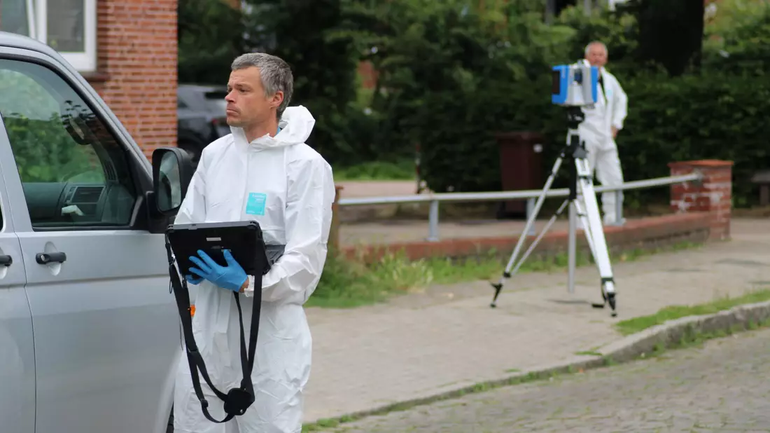 Spezialisten des LKA Niedersachsen arbeiten am Tatort. - Bild: Kai Moorschlatt/dpa