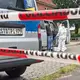 Die Ermittler führen umfangreiche Tatortaufnahmen und -vermessungen durch. - Bild: Kai Moorschlatt/dpa