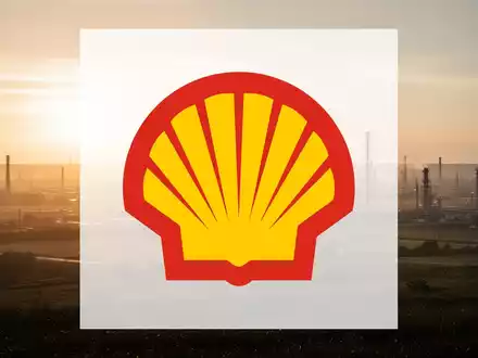 Eine weitläufige, sonnenverwöhnte Landschaft mit angedeuteten industriellen Elementen in der Ferne, die den Energiesektor und strategische Marktveränderungen darstellt. - Foto: über boerse-global.de