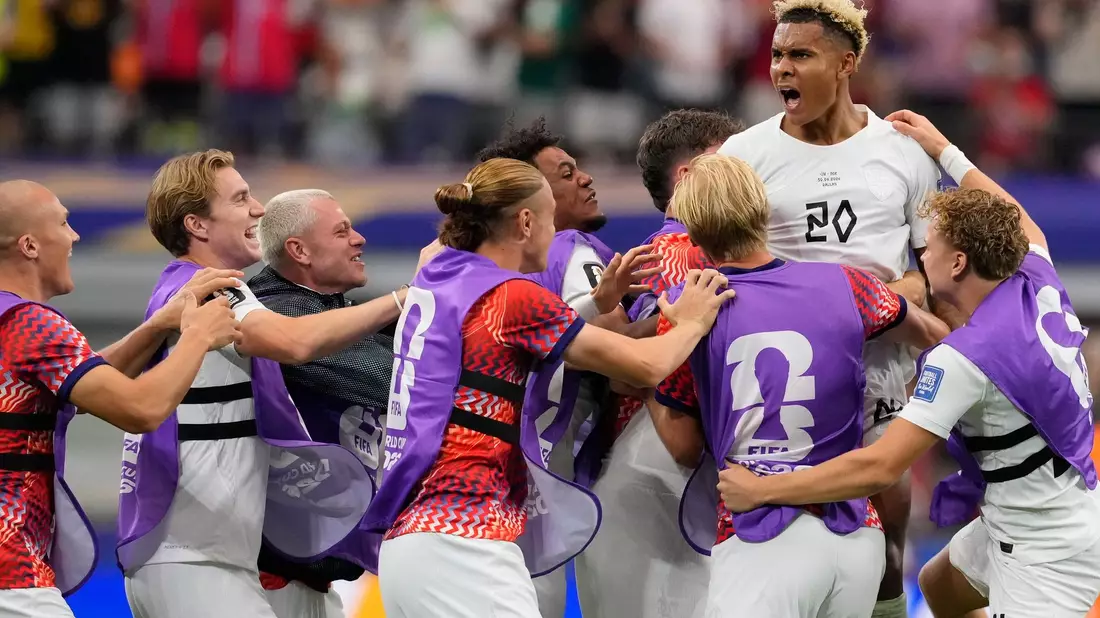 Der Norweger Antonio Nusa (oben) feiert sein Tor zum 0:1 mit seinen Mannschaftskollegen. - Bild: Tony Gutierrez/AP Photo/dpa