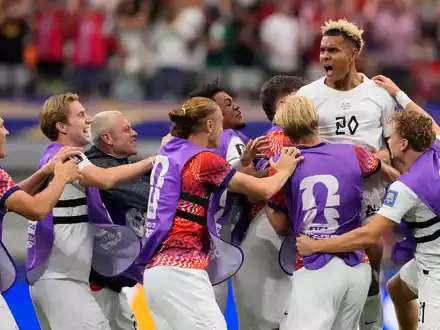 Der Norweger Antonio Nusa (oben) feiert sein Tor zum 0:1 mit seinen Mannschaftskollegen. - Foto: Tony Gutierrez/AP Photo/dpa