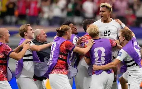 Der Norweger Antonio Nusa (oben) feiert sein Tor zum 0:1 mit seinen Mannschaftskollegen. - Foto: Tony Gutierrez/AP Photo/dpa