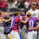 Der Norweger Antonio Nusa (oben) feiert sein Tor zum 0:1 mit seinen Mannschaftskollegen. - Bild: Tony Gutierrez/AP Photo/dpa