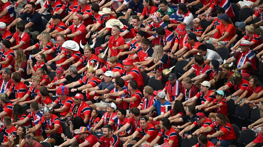 Auf den Tribünen wurde von norwegischen Fans wieder gerudert. - Bild: Jessica Tobias/AP/dpa