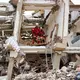 Rettungskräfte aus Spanien durchsuchen die Trümmer eines Gebäudes. - Bild: Fernando Vergara/AP/dpa