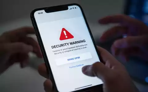 Nahaufnahme eines Smartphones mit einer gefälschten Sicherheitswarnung, die Dringlichkeit und digitalen Betrug symbolisiert. - Foto: über boerse-global.de