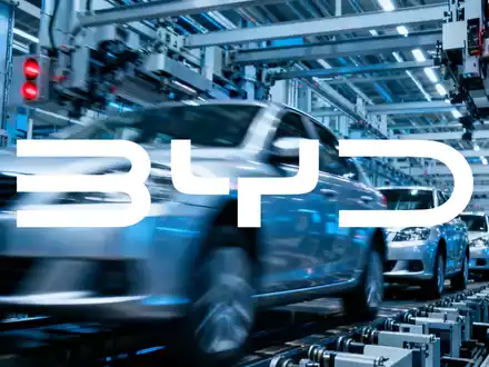 Abstrakte Darstellung einer modernen Produktionsanlage mit blauen und silbernen Farbtönen, die industrielle Komplexität und globale Märkte symbolisiert. - Foto: über boerse-global.de