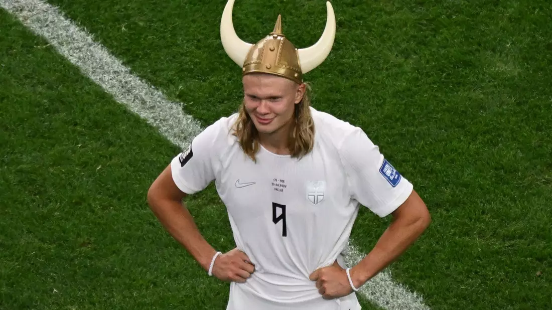 Norwegens Held mit Wikinger-Helm: Erling Haaland.  - Bild: Jessica Tobias/AP/dpa