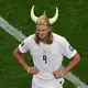 Norwegens Held mit Wikinger-Helm: Erling Haaland.  - Bild: Jessica Tobias/AP/dpa