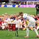 Gibt den Takt für Norwegens Jubelfeier vor: Martin Ödegaard. - Bild: Sam Hodde/AP/dpa