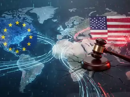 Abstrakte Darstellung von Datenströmen zwischen der EU und den USA mit einem zerbrochenen Richterhammer auf der US-Seite. - Foto: über boerse-global.de