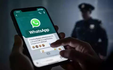 Nahaufnahme eines Smartphone-Bildschirms mit betrügerischer WhatsApp-Nachricht, verschwommene Hände tippen, Polizeisilhouette im Hintergrund. - Foto: über boerse-global.de