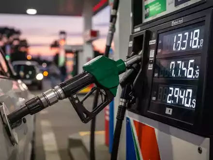 Nahaufnahme einer Zapfsäule, die Benzin in ein Auto füllt, mit steigenden Preisanzeigen auf dem Display. - Foto: über boerse-global.de