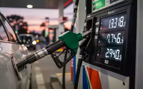 Nahaufnahme einer Zapfsäule, die Benzin in ein Auto füllt, mit steigenden Preisanzeigen auf dem Display. - Foto: über boerse-global.de
