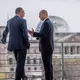 Der irische Regierungschef Micheál Martin (r) wird während der Ratspräsidentschaft zu einem Sondergipfel einladen. Hier ist er mit Kanzler Merz in Berlin zu sehen. (Archivbild) - Bild: Michael Kappeler/dpa