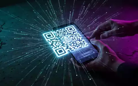 Ein Smartphone scannt einen leuchtenden, schädlichen QR-Code, von dem auf dunklem Hintergrund digitale Datenströme ausgehen. - Foto: über boerse-global.de