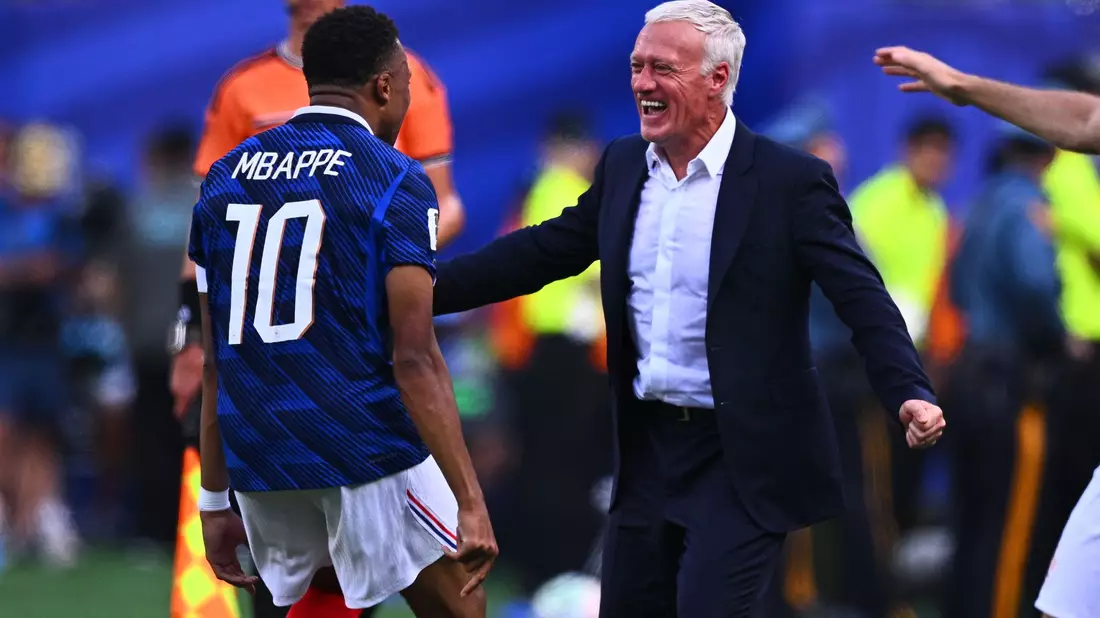 Der Kapitän und sein Trainer: Kylian Mbappé (l.) mit Didier Deschamps. - Bild: Tom Weller/dpa