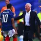 Der Kapitän und sein Trainer: Kylian Mbappé (l.) mit Didier Deschamps. - Bild: Tom Weller/dpa