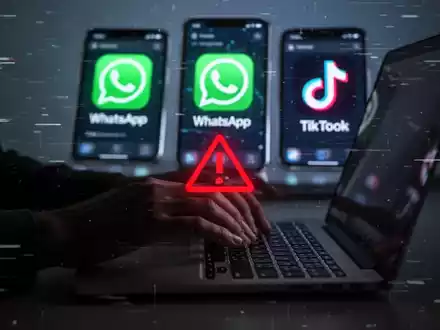 Hände tippen auf Laptop, Smartphone-Bildschirme mit WhatsApp- und TikTok-Symbolen und digitalen Störungen, die Malware darstellen. - Foto: über boerse-global.de