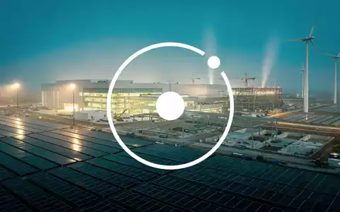 Abstrakte, atmosphärische Szene, die industrielle Fertigung und technologische Innovation im Bereich der sauberen Energie darstellt. - Foto: über boerse-global.de