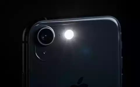 Nahaufnahme des hellen LED-Blitzes eines iPhones in dunkler Umgebung, visuelle Benachrichtigung im lautlosen Modus. - Foto: über boerse-global.de