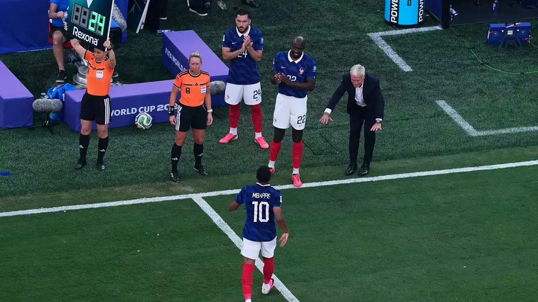 Didier Deschamps wechselte Kylian Mbappé aus - und verneigte sich. - Bild: Petr David Josek/AP/dpa