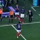 Didier Deschamps wechselte Kylian Mbappé aus - und verneigte sich. - Bild: Petr David Josek/AP/dpa