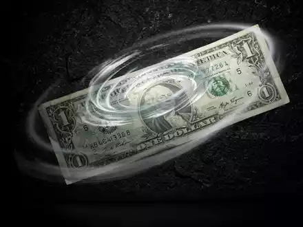 Eine einzelne US-Dollarnote mit einem subtilen Wirbelgrafik, die finanzielle Bewegung und Energie symbolisiert. - Foto: über boerse-global.de