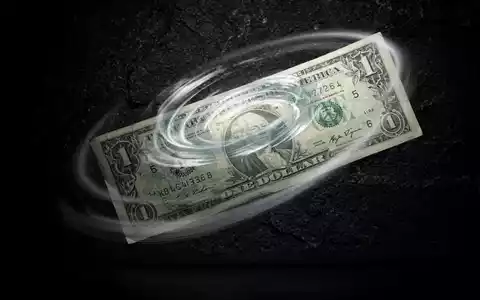 Eine einzelne US-Dollarnote mit einem subtilen Wirbelgrafik, die finanzielle Bewegung und Energie symbolisiert. - Foto: über boerse-global.de