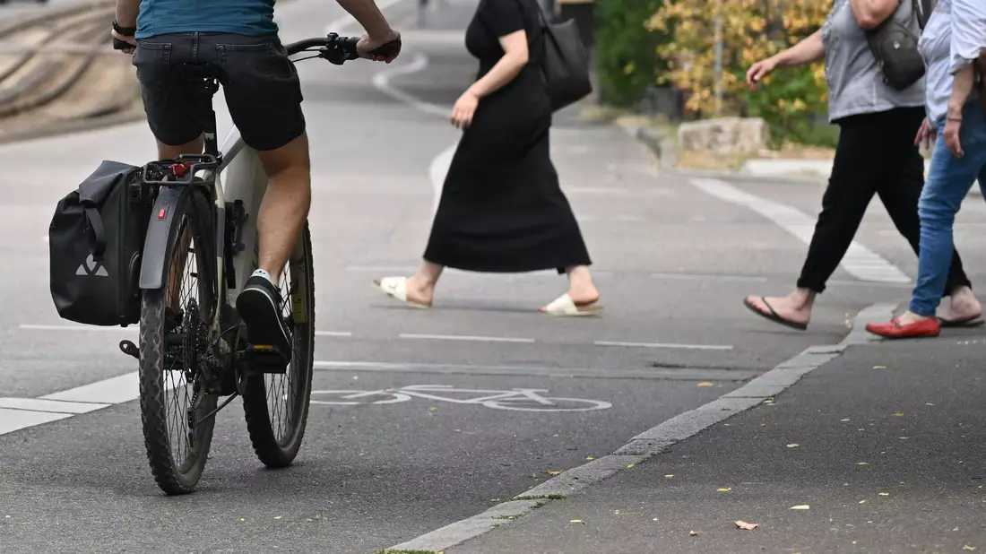 Beim Radfahren atmet man mehr Luft ein als beim Gehen. - Bild: Bernd Weißbrod/dpa