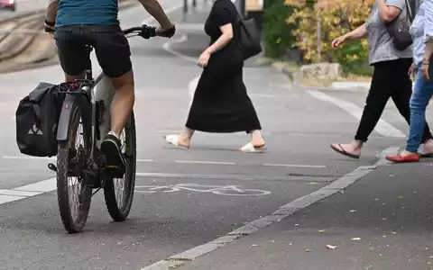Beim Radfahren atmet man mehr Luft ein als beim Gehen. - Foto: Bernd Weißbrod/dpa