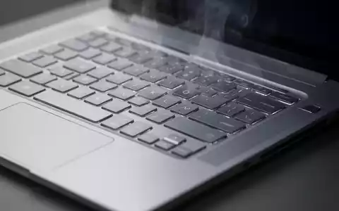 Nahaufnahme einer silbernen Laptop-Tastatur mit leichtem Hitzeflimmern über den Lüftungsschlitzen, das Kühlungsprobleme symbolisiert. - Foto: über boerse-global.de
