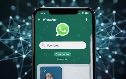 Smartphone-Bildschirm mit WhatsApp und Benutzernamen-Feld, Symbol für neue Privatsphäre-Funktion zum Verbergen von Telefonnummern. - Foto: über boerse-global.de