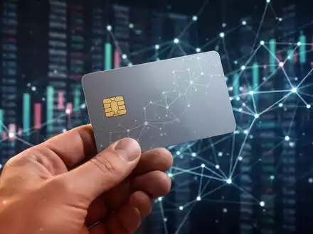 Eine Hand hält eine elegante Zahlungskarte mit digitalen Finanzdaten und Netzlinien im Hintergrund, die Krypto-Finanzierung symbolisiert. - Foto: über boerse-global.de