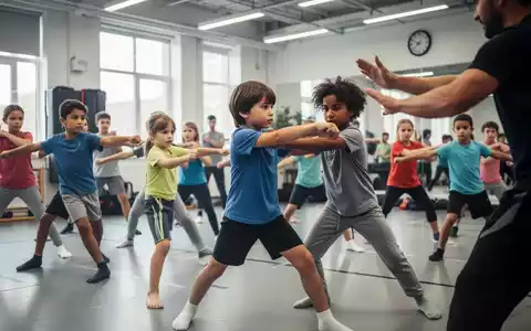 Kinder trainieren Selbstverteidigung oder Kampfsport in einer Turnhalle, gestärkt durch Anleitung und Gemeinschaft. - Foto: über boerse-global.de