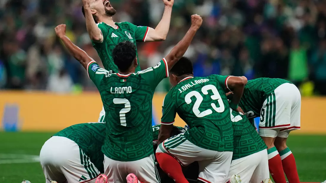 Jubel ohne Ende: Mexiko zeigt eine phasenweise berauschende Leistung.  - Bild: Ricardo Mazalan/AP/dpa