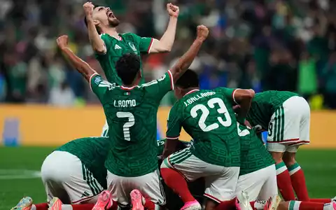 Jubel ohne Ende: Mexiko zeigt eine phasenweise berauschende Leistung. - Foto: Ricardo Mazalan/AP/dpa