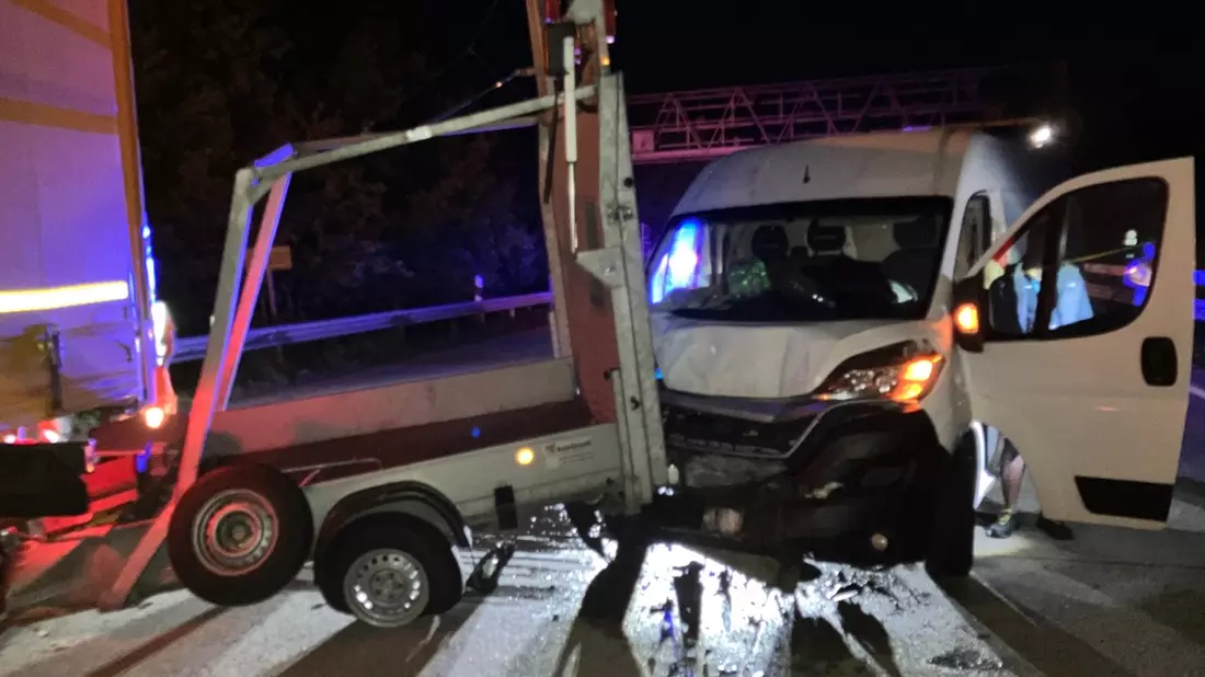 POL-DEL: Autobahnpolizei Ahlhorn: Kleintransporter kollidiert auf der Autobahn 1 bei Wildeshausen mit einem Sicherungsanhänger +++ Fahrer verletzt sich leicht - Bild: presseportal.de