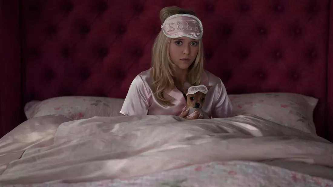 Lexi Minetree spielt die junge Elle Woods.  - Bild: Kimberley French/Amazon Prime/dpa