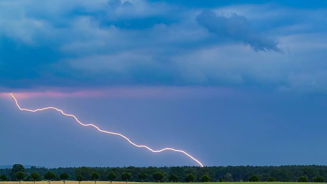 Auch für Mittwoch sagt der DWD Gewitter an. (Archivbild) - Bild: Patrick Pleul/dpa