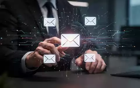 Nahaufnahme von Händen, die mit einem futuristischen holografischen E-Mail-Interface interagieren, symbolisiert Datenintegration und technologischen Wandel. - Foto: über boerse-global.de