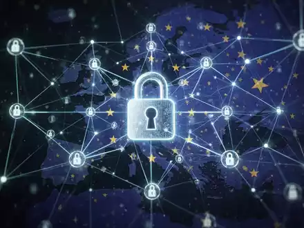 Glühende, verbundene Linien auf dunklem Hintergrund als digitale Identität, Symbol für Cybersicherheit und Datenschutz in Europa. - Foto: über boerse-global.de