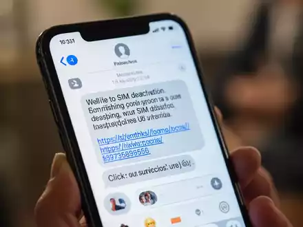 Ein Smartphone-Bildschirm zeigt eine Phishing-SMS-Nachricht über die Deaktivierung einer SIM-Karte und einen verdächtigen Link. - Foto: über boerse-global.de