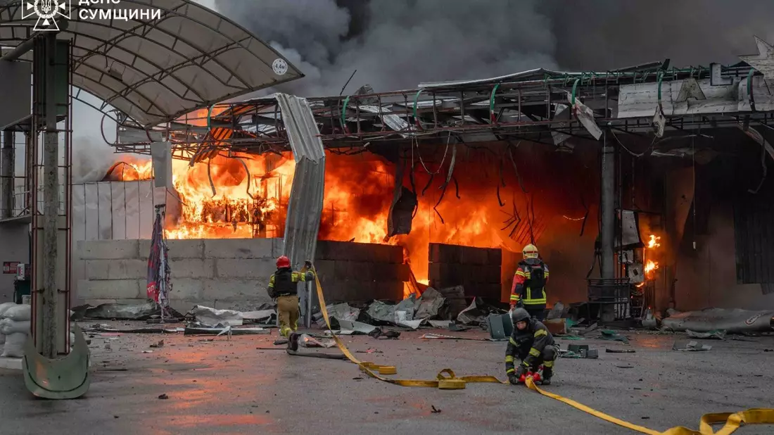 Nach Kiewer Angaben greift Russland gezielt Tankstellen in den frontnahen Gebieten an. (Archivbild) - Bild: Ukrainian Emergency Service/via AP/dpa