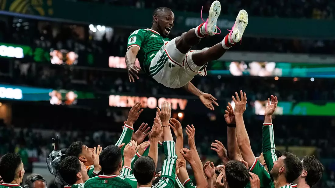 Mexikos Team feiert einen berauschenden WM-Abend. - Bild: Ricardo Mazalan/AP/dpa