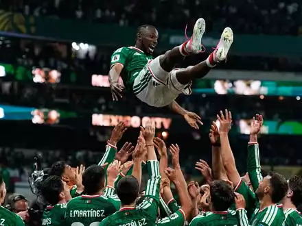 Mexikos Team feiert einen berauschenden WM-Abend. - Foto: Ricardo Mazalan/AP/dpa