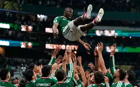 Mexikos Team feiert einen berauschenden WM-Abend. - Foto: Ricardo Mazalan/AP/dpa