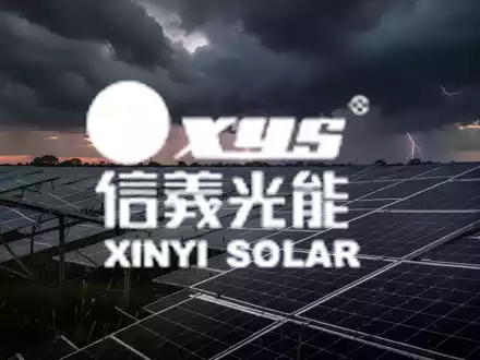 Solarpanele bei Sonnenuntergang unter einem stürmischen Himmel, der Unsicherheit und Rückgang symbolisiert. - Foto: über boerse-global.de