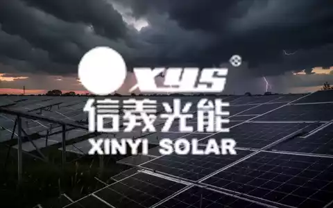 Solarpanele bei Sonnenuntergang unter einem stürmischen Himmel, der Unsicherheit und Rückgang symbolisiert. - Foto: über boerse-global.de